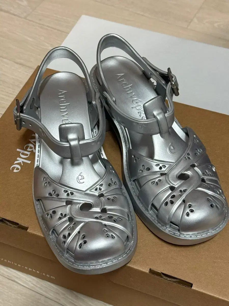 아카이브앱크 Puffy rubber sandal Silver225-230